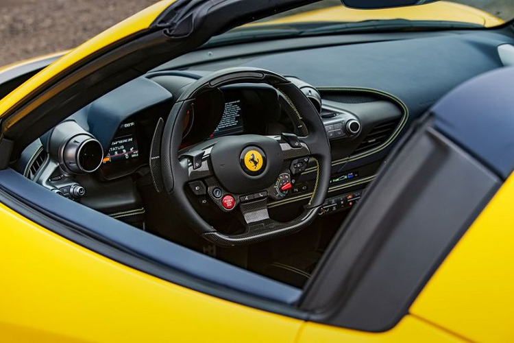 Giống với người anh em Tributo, vô-lăng của Ferrari F8 Spider 2020 cũng mang tới cảm giác cầm nắm dễ chịu và dễ dàng kiểm soát nhờ đường kính nhỏ hơn cùng khả năng phản hồi nhanh nhạy hơn. Nếu so sánh với mẫu xe tiền nhiệm 488 Spider, thao tác xoay và kiểm soát vô-lăng trên F8 Spider sẽ diễn ra mượt mà và chính xác hơn cùng khả năng phản hồi ngay lập tức. Mặc dù có kích thước nhỏ hơn, nhưng việc tích hợp các nút bấm điều chỉnh trên vô-lăng là điều không thể thiếu: bật/tắt đèn tín hiệu, thay đổi thiết lập hệ thống kiểm soát ổn định, điều khiển cần gạt nước, thoại rảnh tay,...