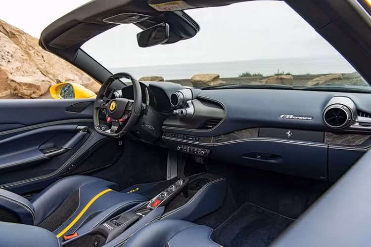 Về thiết kế ngoại thất, tổng thể Ferrari F8 Spider 2020 khá giống với F8 Tributo, từ cụm đèn pha LED nhỏ gọn nằm ngang với các ống dẫn làm mát phanh, họng hút gió trước S-Duct trên mui xe đến cánh gió đuôi xe được định hình lại với thiết kế 4 đèn hậu dạng tròn độc đáo…