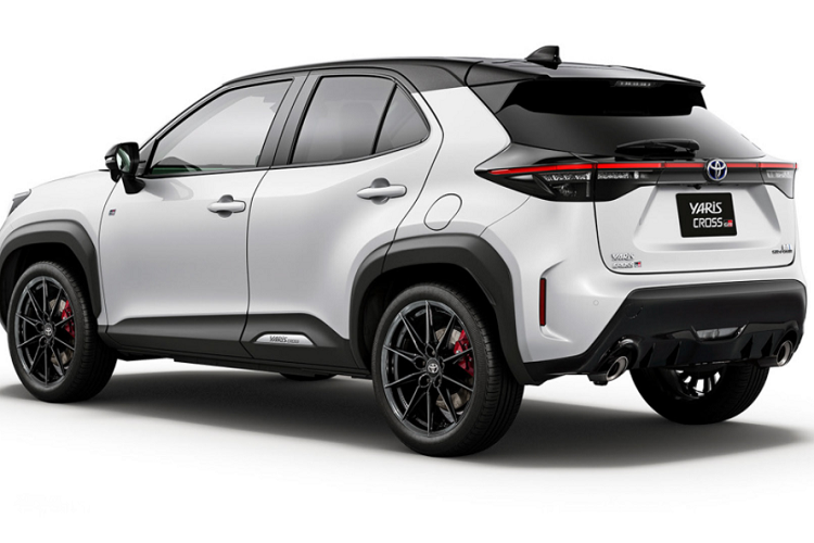 Nhìn chung, chiếc SUV cũng vay mượn khá nhiều chi tiết từ chính phiên bản hatchback GR Yaris. Theo đó, chiếc xe trang bị bộ bodykit mới, nổi bật với khe gió mở rộng đáng kể bên dưới lưới tản nhiệt. Ốp đèn sương mù được tạo hình táo bạo hơn. Ở phía sau, phần cản va được tích hợp bộ khuếch tán với những đường cắt xẻ phù hợp với hệ thống ống xả kép 2 bên.