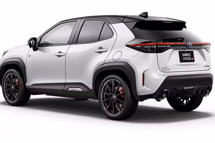 Nhìn chung, chiếc SUV cũng vay mượn khá nhiều chi tiết từ chính phiên bản hatchback GR Yaris. Theo đó, chiếc xe trang bị bộ bodykit mới, nổi bật với khe gió mở rộng đáng kể bên dưới lưới tản nhiệt. Ốp đèn sương mù được tạo hình táo bạo hơn. Ở phía sau, phần cản va được tích hợp bộ khuếch tán với những đường cắt xẻ phù hợp với hệ thống ống xả kép 2 bên.