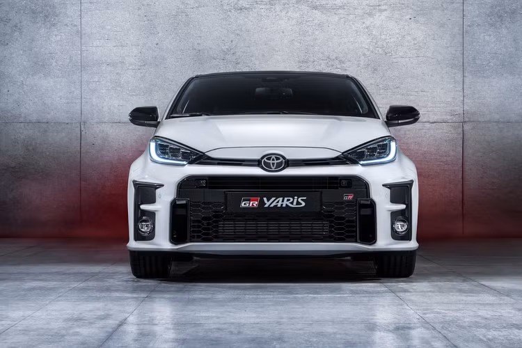 Mặc dù nhìn từ quan điểm kỹ thuật, GR Yaris Cross có thể sẽ đòi hỏi khá nhiều công đoạn, vì thế việc đưa biến thể này vào dây chuyền sản xuất sẽ không phải chuyện “một sớm, một chiều”.