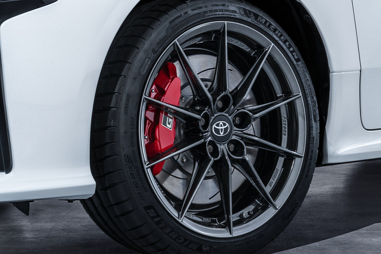 Theo đó, chiếc xe cũng sẽ trang bị hộp số sàn 6 cấp cùng hệ dẫn động AWD, hỗ trợ tăng tốc từ 0-100km/h trong vòng 5,5 giây và đạt tốc độ tối đa 230km/h.