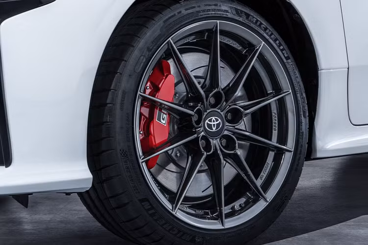 Theo đó, chiếc xe cũng sẽ trang bị hộp số sàn 6 cấp cùng hệ dẫn động AWD, hỗ trợ tăng tốc từ 0-100km/h trong vòng 5,5 giây và đạt tốc độ tối đa 230km/h.