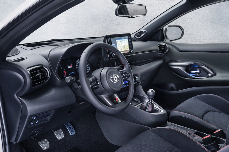 Trong khi chờ đợi thông tin chính xác từ Toyota, hãng thiết kế KDesignAG từ Brazil đã cung cấp một cái nhìn cụ thể hơn về những gì Toyota có thể thực hiện với GR Yaris Cross thế hệ mới, dựa trên ảnh kỹ thuật số mà hãng xe Nhật công bố gần đây.