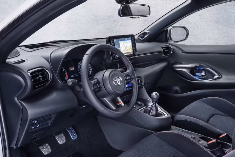 Trong khi chờ đợi thông tin chính xác từ Toyota, hãng thiết kế KDesignAG từ Brazil đã cung cấp một cái nhìn cụ thể hơn về những gì Toyota có thể thực hiện với GR Yaris Cross thế hệ mới, dựa trên ảnh kỹ thuật số mà hãng xe Nhật công bố gần đây.