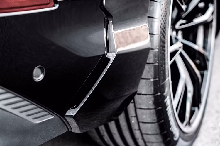 Việc điều chỉnh sức mạnh cho những chiếc SQ7 đã được ABT giới thiệu vào năm 2019, nhưng cho tới nay, khi đi kèm với một ngoại hình thực sự hầm hố với bộ bodykit, đây mới chính là một chiếc SUV hấp dẫn với vẻ đẹp toàn diện. 