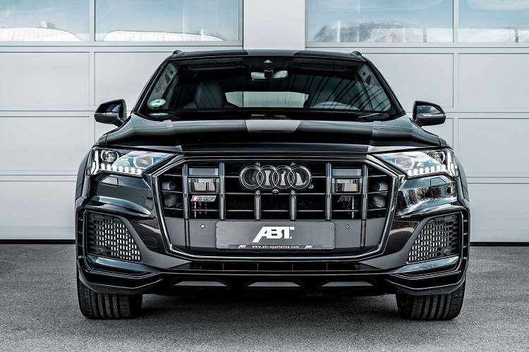 Là phiên bản châu Âu của "đàn anh" Audi SQ7 facelift mới, chiếc xe sang trọng với hướng hiệu suất cao được trang bị động cơ TDI V8 4.0 lít mạnh mẽ. Đối với phiên bản SQ7 được bán ra tại thị trường Bắc Mỹ, xe sẽ được trang bị động cơ V8 tăng áp kép với công suất 500 mã lực và mô-men xoắn 770 Nm.