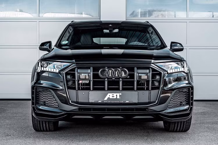 Là phiên bản châu Âu của "đàn anh" Audi SQ7 facelift mới, chiếc xe sang trọng với hướng hiệu suất cao được trang bị động cơ TDI V8 4.0 lít mạnh mẽ. Đối với phiên bản SQ7 được bán ra tại thị trường Bắc Mỹ, xe sẽ được trang bị động cơ V8 tăng áp kép với công suất 500 mã lực và mô-men xoắn 770 Nm.