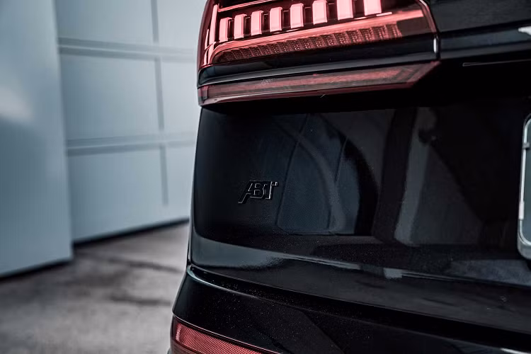 Động cơ diesel cũng thuộc loại tăng áp kép và có khả năng sản sinh công suất 429 mã lực và mô-men xoắn 900 Nm. Tuy nhiên, khi qua tay hãng độ ABT Tuning, chiếc xe đã được nâng cấp lên 503 mã lực và mô-men xoắn 969 Nm.