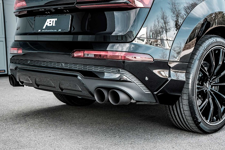 Cánh lướt gió đuôi được thiết kế mở rộng và được gắn thêm tip bốn ống pô. Ngoài ra, xe còn được trang bị bộ mâm có kích thước lên tới 22 inch và một số những trang bị carbon ở trong khoang nội thất của xe.