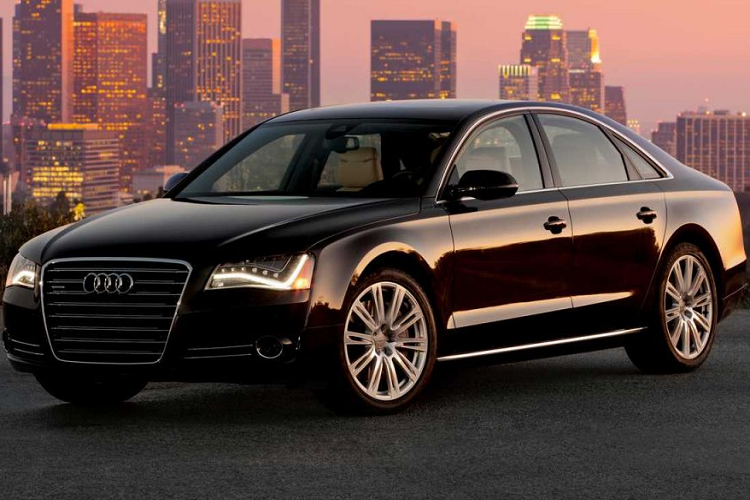  2. Audi A8 2010: Giá 10.277 - 12.170 USDMẫu xe sang đời cũ - Audi A8 rất sang trọng và đẳng cấp. Đây là những yếu tố quan trọng của một chiếc sedan hạng sang hiện đại. Diện mạo bên ngoài của Audi A8 2010 có thể không quá bắt mắt nhưng theo đánh giá của KBB thì đây là một mẫu xe đáng cân nhắc trong tầm giá 10.000 USD.
