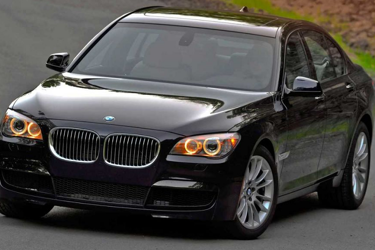  3. BMW 7-Series 2011: Giá 9.415 - 11.236 USD Cùng với Audi A8 và Mercedes-Benz S-Class, BMW 7-Series là một phần của bộ ba xe hạng sang "quyền lực" xuất xứ từ Đức. Với mức giá khoảng 10.000 USD, bạn có thể cân nhắc phiên bản đời 2011 hoặc lâu hơn về trước. Được biết, phiên bản 740i được trang bị động cơ tăng áp 3.0L I6 và cho người dùng những trải nghiệm thoải mái nhất.
