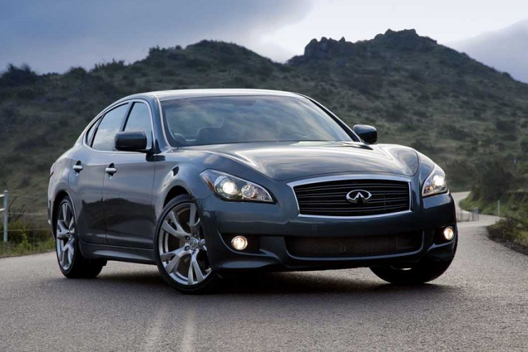  6. Infiniti M 2010: Giá 7.486 - 9.139 USDCái tên Infiniti M có thể đã bị quên lãng nhưng đây là mẫu sedan đáng giá để bạn xuống tiền. Phiên bản đời 2010 có giá rao bán chưa đến 10.000 USD. Mẫu sedan 4 cửa có tùy chọn động cơ V6, V8 và thậm chí cả hybrid. Vào năm 2014, Infiniti đã đổi tên hầu hết các dòng sản phẩm của mình, trong đó dòng M đã trở thành Q70 như ngày nay.