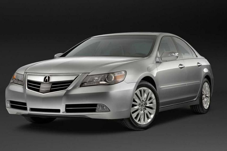  1. Acura RL 2011: Giá 9.901 - 12.756 USD Mẫu xe sedan hạng sang giá rẻ Acura RL không chỉ lsở hữu động cơ mạnh mẽ, khoang cabin hiện đại mà còn cung cấp cả dẫn động AWD. Với mức giá khoảng 10.000 USD, khách hàng có thể trải nghiệm cảm giác lái tuyệt vời cũng như tận hưởng các trang bị tiện ích đa dạng trên Acura RL đời 2011.