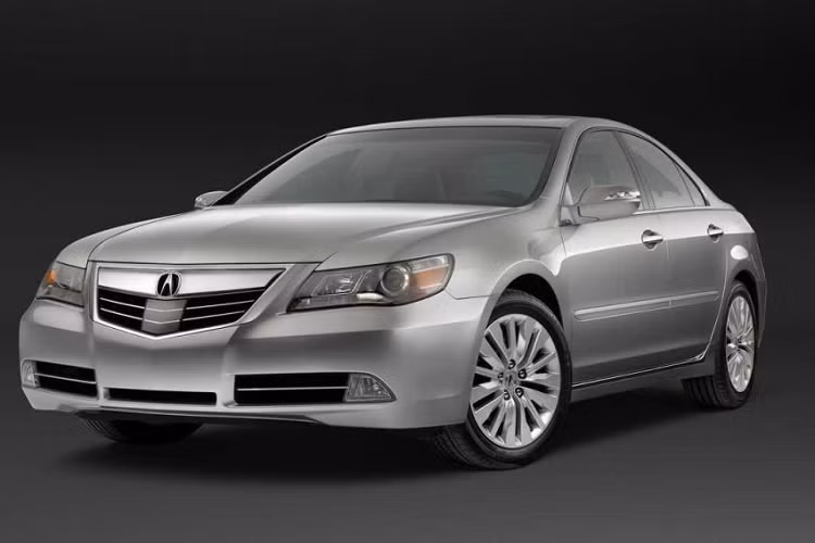  1. Acura RL 2011: Giá 9.901 - 12.756 USD Mẫu xe sedan hạng sang giá rẻ Acura RL không chỉ lsở hữu động cơ mạnh mẽ, khoang cabin hiện đại mà còn cung cấp cả dẫn động AWD. Với mức giá khoảng 10.000 USD, khách hàng có thể trải nghiệm cảm giác lái tuyệt vời cũng như tận hưởng các trang bị tiện ích đa dạng trên Acura RL đời 2011.