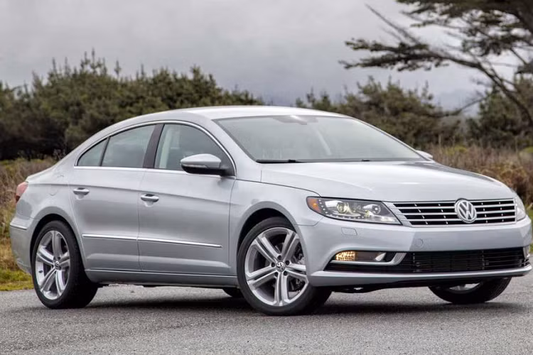  10. Volkswagen CC 2014: Giá 8.904 - 10.883 USD Volkswagen CC là cái tên cuối cùng trong danh sách 10 mẫu sedan hạng sang cũ đáng cân nhắc trong tầm giá 10.000 USD. Tại thị trường Mỹ, xe có tùy chọn động cơ tăng áp 2.0L 4 xi lanh và động cơ VR6 3.6L. Phiên bản đời 2014 hiện có giá vào khoảng 10.000 USD trên thị trường.