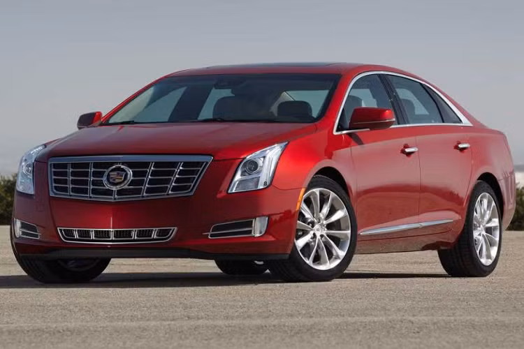  4. Cadillac XTS 2013: Giá 13.572 - 15.661 USD Tất nhiên, một chiếc Cadillac CT6 đời mới sẽ không có giá 10.000 USD. Tuy nhiên, nếu muốn sở hữu một chiếc sedan hạng sang với giá thành mềm hơn, khách hàng có thể cân nhắc phiên bản XTS cũ. Theo gợi ý từ trang KBB, Cadillac XTS 2013 hiện đang được rao bán online với giá hơn 10.000 USD một chút. Ngoài ra, bạn cũng có thể tham khảo thêm phiên bản đời 2014 và 2015.