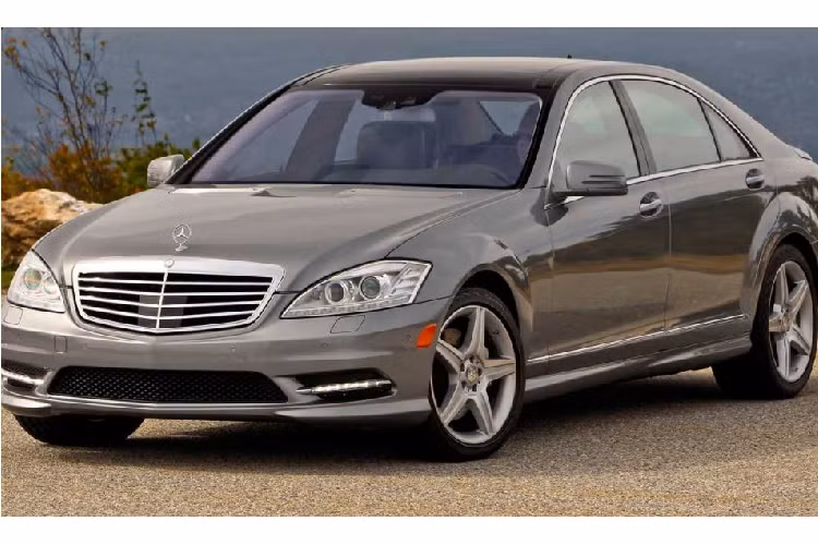 8. Mercedes-Benz S-Class 2010: Giá 13.509 - 15.534 USD Theo khảo sát, giá một chiếc Mercedes-Benz S-Class 2010 không dưới 10.000 USD. Sự thoải mái, công nghệ và hiệu suất trên S-Class giúp mẫu xe này trở thành chuẩn mực cho những mẫu xe sang hiện đại. Thậm chí, phiên bản cách đây 10 năm cũng có giá cao hơn 10.000 USD.