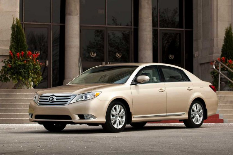  9. Toyota Avalon 2011: Giá 8.756 - 10.513 USD Mẫu sedan Toyota Avalon tiệm cận hạng sang cung cấp không gian nội thất rộng rãi, đem đến sự thoải mái cho các chuyến đi. Avanlon thực sự là một cái tên đáng cân nhắc trong danh sách này. Phiên bản đời 2011 hiện có giá rao bán trên thị trường chỉ khoảng 10.000 USD.
