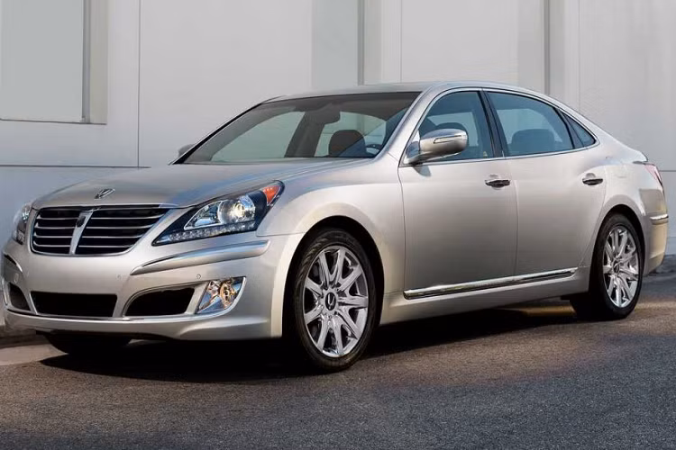  5. Hyundai Equus 2011: Giá 8.992 - 10.753 USD Trước khi Hyundai phát triển thương hiệu hạng sang- Genesis, Equus chính là mẫu xe đầu bảng của hãng xe Hàn. Hyundai Equus sở hữu nhiều tính năng xa xỉ và có cả tùy chọn động cơ V6 hoặc V8. Khách hàng có thể tham khảo phiên bản đời 2011 có giá khoảng 10.000 USD.