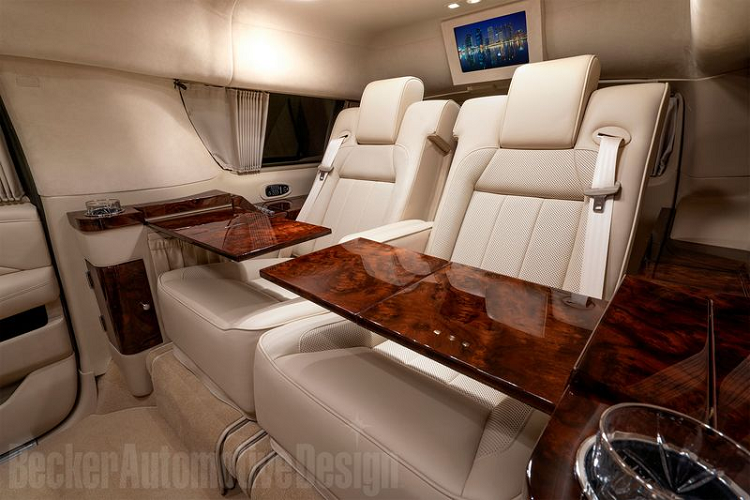 Bên cạnh đó là một màn hình thông tin giải trí LCD 32 inch đóng vai trò như một thiết bị ngăn cách giữa khoang lái và khoang hành khách trên xe.