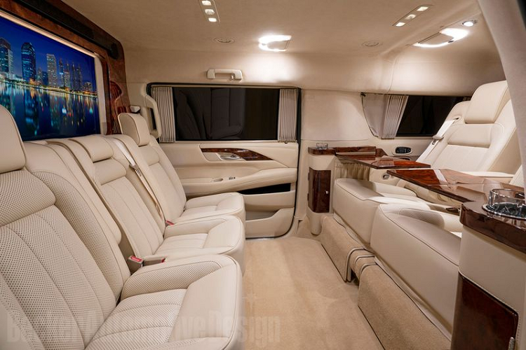 Hàng ghế thứ 2 đã được sửa đổi hoàn toàn, xoay ngược lại, đối mặt với hàng ghế cuối. Ngoài ra còn có 2 ghế ngồi VIP tích hợp tính năng ngả và bao gồm các bệ để chân điện đầy hiện đại.