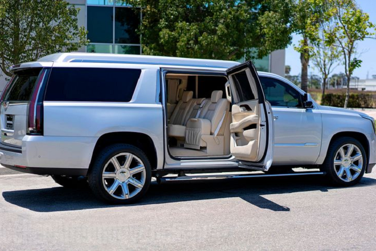 Nguyên mẫu Cadillac Escalade ESV hạng sang này vốn đã sở hữu ngoại hình đồ sộ và uy nghi với bộ khung gầm có kích thước tổng thể vượt trội. Tuy nhiên, Tom Brady vẫn quyết định thực hiện tinh chỉnh kích thước của xe bằng cách kéo dài thêm 20 inch (508mm).