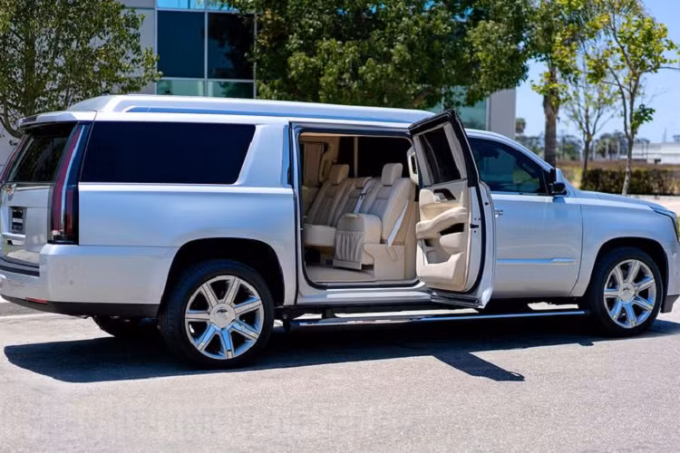 Nguyên mẫu Cadillac Escalade ESV hạng sang này vốn đã sở hữu ngoại hình đồ sộ và uy nghi với bộ khung gầm có kích thước tổng thể vượt trội. Tuy nhiên, Tom Brady vẫn quyết định thực hiện tinh chỉnh kích thước của xe bằng cách kéo dài thêm 20 inch (508mm).