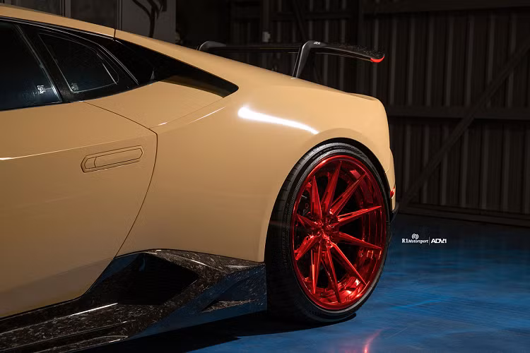 Nhắc đến động cơ, sức mạnh của siêu xe Lamborghini Huracan Performante vẫn được cung cấp bởi khối động cơ V10 hút khí tự nhiên 5,2 L công suất 631 mã lực và mô-men xoắn 600 Nm. Kết hợp với hộp số tự động ly hợp kép bảy tốc độ, động cơ này giúp Huracan Performante chỉ mất 2,9 giây để đạt 100km / giờ và 8,9 giây để đạt tốc độ 200 km /h trước khi chạm ngưỡng tối đa 325 km / h.