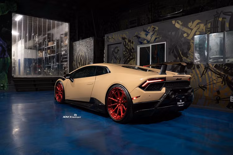 Phiên bản Performante của Huracan cũng đã từng được nhập về Việt nam với mức giá được đồn đoán không dưới 33 tỷ. Những dòng siêu xe với động cơ lớn bị đánh thuế cao tại Việt Nam nên theo đó giá bán cũng sẽ cao hơn nhiều lần