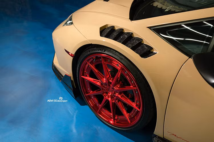 Bản độ Lamborghini Huracan Performante khoác lên mình màu sơn mới được lấy cảm hứng từ những triền cát trên sa mạc. Không quá phô trương, cũng không quá phổ thông, màu sơn này có lẽ sẽ làm hài lòng đa số khách hàng. Chiếc siêu xe được trang bị bộ body kit với phần líp cản trước mới, nẹp hông màu đen lạ mắt, đặc biệt chắn bùn phía trước nổi bật hơn với những đường cắt táo bạo. Nắp capo độc đáo với 2 khe gió mới cũng là điểm nhấn trên bản độ này.