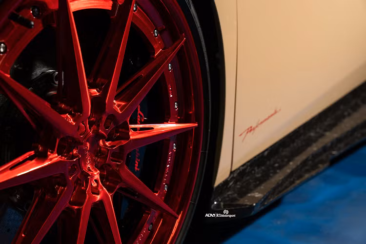 Đáng chú ý nhất chính là bộ mâm xe “hàng thửa” từ ADV.1 được sơn đỏ bóng, tương phản mạnh mẽ với ngoại thất xe. Được đặt tên là ADV10 Track Spec Advanced Series, bộ mâm đa chấu ghép 3 mảnh được trang bị cho chiếc siêu xe có kích thước 9 × 20 inch ở phía trước và 12,5 × 21 inch ở phía sau. Một số điểm nhấn màu đỏ khác cũng được trang trí thêm trên xe như cánh sau và thanh giằng động cơ V10 của nó.