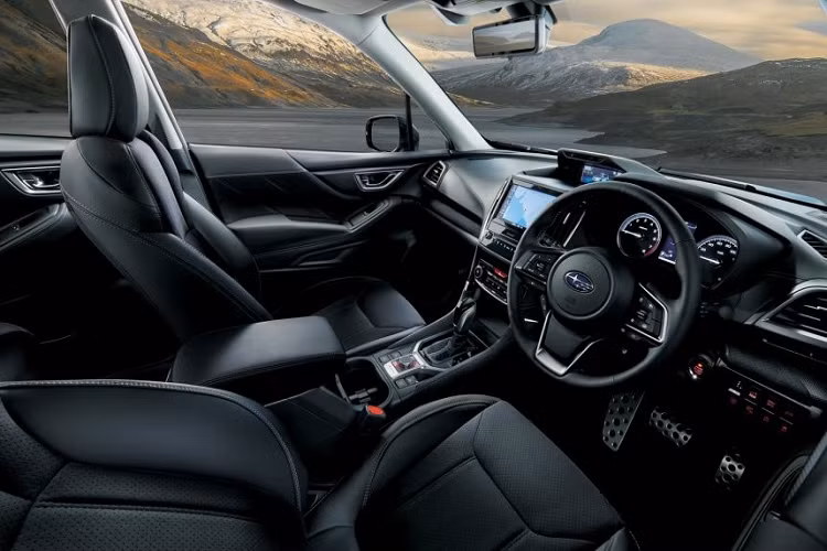 Theo đó, Subaru Forester 2021 mới được trang bị động cơ xăng Boxer 4 xi-lanh, tăng áp, dung tích 1,8 lít có tên mã CB18. Động cơ này đi kèm trục cam đôi và hệ thống phun xăng trực tiếp, tạo ra công suất tối đa 174 mã lực cùng mô-men xoắn cực đại 300 Nm. Động cơ tăng áp của Subaru Forester 2021 kết hợp với hộp số Lineartronic CVT và hệ dẫn động 4 bánh toàn thời gian Symmetrical All-Wheel Drive đặc trưng.