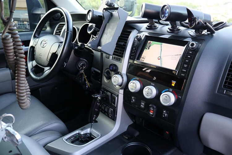 Những chi tiết độ ngoại thất khác bao gồm tấm cả va và tấm bảo vệ các te dầu, một bộ tời 7.938 kg cũng như một bộ loa phóng thanh, tấm che thùng xe, và giá đỡ trên nóc. Hệ thống đèn ARB Intensity V2 LED, một ống thông hơi ARB cực ngầu và bộ la-zăng Fuel Hostage 20 inch bọc trong lốp Toyo Open Country M/T 37 inch x 13,5 inch là các bộ phận giúp hoàn thiện vẻ ngoài của chiếc Toyota Tundra hàng khủng này.