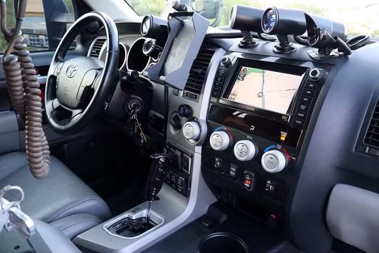 Những chi tiết độ ngoại thất khác bao gồm tấm cả va và tấm bảo vệ các te dầu, một bộ tời 7.938 kg cũng như một bộ loa phóng thanh, tấm che thùng xe, và giá đỡ trên nóc. Hệ thống đèn ARB Intensity V2 LED, một ống thông hơi ARB cực ngầu và bộ la-zăng Fuel Hostage 20 inch bọc trong lốp Toyo Open Country M/T 37 inch x 13,5 inch là các bộ phận giúp hoàn thiện vẻ ngoài của chiếc Toyota Tundra hàng khủng này.