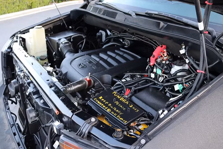 Các trang bị tiêu chuẩn bao gồm một động cơ V8 dung tích 5.7 lít sản sinh 381 mã lực và 544 Nm mô-men xoắn cực đại, kết hợp hộp số tự động 6 cấp, một hệ dẫn động 4 bánh, và nội thất bọc da màu ghi với hệ thống điều hướng và camera đi lùi. Đáng tiếc, chiếc xe này không được trang bị động cơ tăng áp kép thế hệ mới, nếu có thì nó còn đáng gờm thêm một bước. Bên cạnh đó, chiếc xe còn được hoàn thiện trong màu sơn ngoại thất Line-X bởi chủ trước.