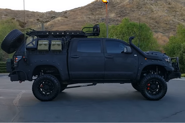 Nói sang điểm khác, danh sách các trang bị độ hệ thống treo của xe bao gồm một hệ thống nâng 7 inch cũng như nâng thân vỏ 3 inch kết hợp với hệ thống treo khí, cùng những phụ tùng BDS Suspension và Fox Racing Shox. Nhìn chung, các trang bị độ này giúp chiếc xe nâng cao khả năng chinh phục địa hình và có thể vượt qua những tình huống hóc búa.