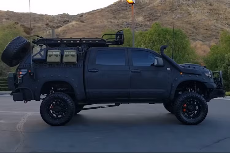 Nói sang điểm khác, danh sách các trang bị độ hệ thống treo của xe bao gồm một hệ thống nâng 7 inch cũng như nâng thân vỏ 3 inch kết hợp với hệ thống treo khí, cùng những phụ tùng BDS Suspension và Fox Racing Shox. Nhìn chung, các trang bị độ này giúp chiếc xe nâng cao khả năng chinh phục địa hình và có thể vượt qua những tình huống hóc búa.