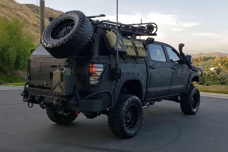 Ở bên trong, nội thất xe có ghế phía trước điều chỉnh trợ lực, điều hòa hai vòng, hệ thống điều hướng, và một hệ thống âm thanh JBL 12 loa. Xe có lắp đặt bộ kiểm soát loa phóng thanh để cảnh báo những người khác, hai bình cứu hỏa, và một van cân bằng phanh điện tử.