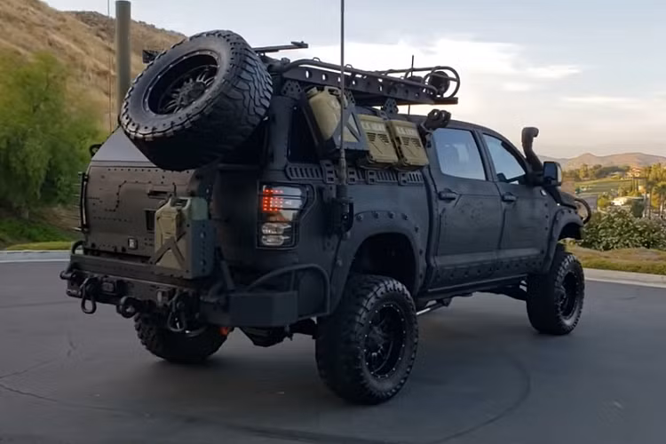 Ở bên trong, nội thất xe có ghế phía trước điều chỉnh trợ lực, điều hòa hai vòng, hệ thống điều hướng, và một hệ thống âm thanh JBL 12 loa. Xe có lắp đặt bộ kiểm soát loa phóng thanh để cảnh báo những người khác, hai bình cứu hỏa, và một van cân bằng phanh điện tử.