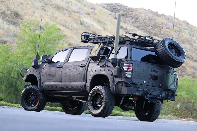 Chiếc xe Toyota Tundra độ hầm hố này được bán đấu giá trên trang Bring A Trailer với cái giá cuối cùng là khoảng 40.000 USD. Nó được trang bị gói TRD Off-Road Package và chỉ có khoảng 77.000 km trên đồng hồ, một con số không cao đối với một chiếc xe đời 2013.