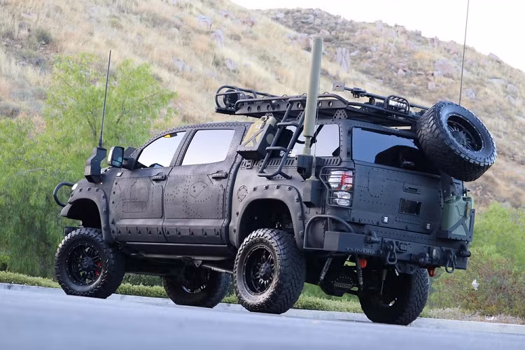 Chiếc xe Toyota Tundra độ hầm hố này được bán đấu giá trên trang Bring A Trailer với cái giá cuối cùng là khoảng 40.000 USD. Nó được trang bị gói TRD Off-Road Package và chỉ có khoảng 77.000 km trên đồng hồ, một con số không cao đối với một chiếc xe đời 2013.