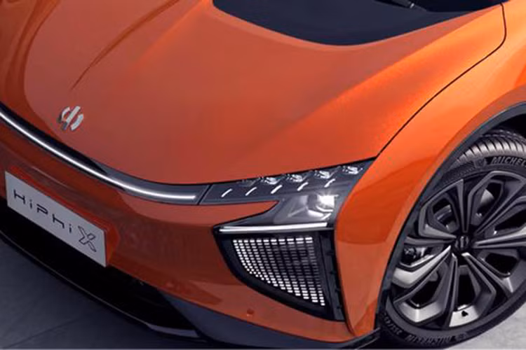 Hiện đây là mẫu xe duy nhất có kiểu cửa sau phong cách lạ lẫm này và nhưng chưa rõ liệu nó có lợi thế hơn so với các cửa truyền thống hay cửa cánh chim của Tesla Model X hay không.