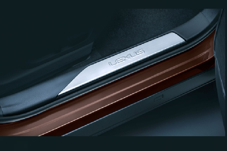 Thương hiệu xe sang Lexus trang bị thêm cho UX250h Brown Edition một số chi tiết đặc biệt như; bệ cửa gắn logo Lexus, camera toàn cảnh, cảnh báo điểm mù, phanh hỗ trợ đỗ xe, cốp điện rảnh tay.