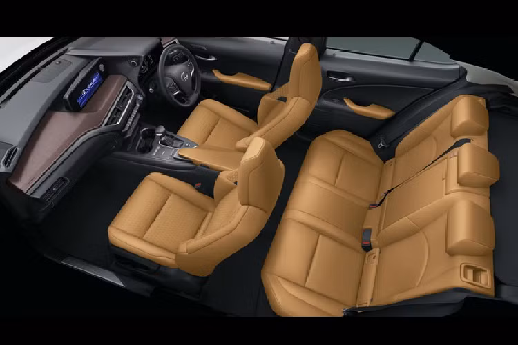 Biến thể Lexus UX250h Brown Edition 2020 thứ hai cũng dùng da Noble Brown cho bảng táp-lô nhưng ghế và ốp cửa dùng da “Ocher” màu nâu nhạt. Thiết kế tổng thể của nội thất không có nhiều sự khác biệt so với bản tiêu chuẩn.