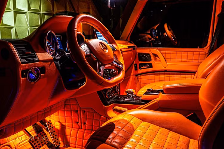 Dựa theo những nguồn tin trước đây, giá xe Mercedes-AMG G63 6x6 khoảng 1,5 triệu USD, và đó là đủ bằng một nửa Bugatti Chiron hoặc một căn nhà cực đẹp tại nhiều nơi trên thế giới. Thế nhưng chiếc xe mà chúng ta có ở đây lại rẻ hơn một chút. Hallmann International, một showroom đầy những chiếc xe đắt giá nhất ở Đức, mới đây đã giới thiệu con quái vật này với cái giá 800.000 euro (hơn 20 tỷ đồng) không bao gồm thuế.