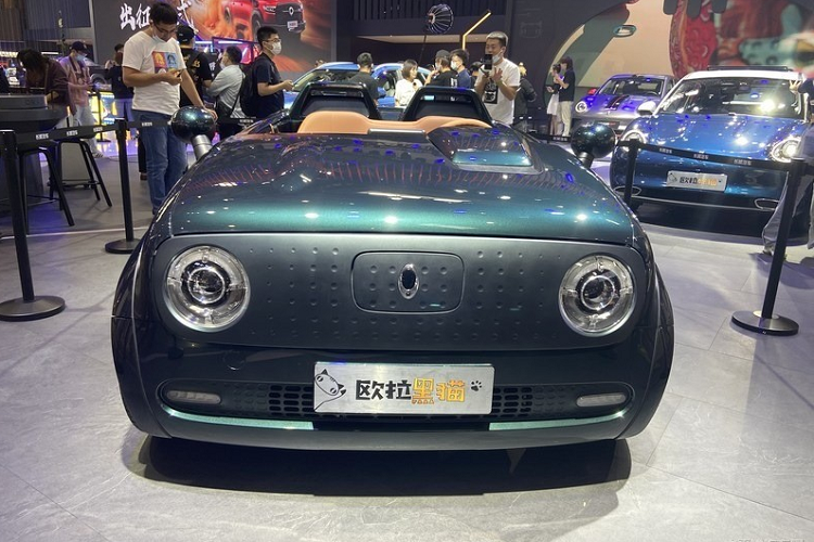 Xe điện ORA Black Cat Speedster được thiết kế khá táo bạo, nó xuất hiện tại Triển lãm Ô tô Bắc Kinh 2020 và là biến bản từ một mẫu xe điện hatchback có sẵn, lấy nguồn cảm hứng từ xe thể thao thập niên 1960