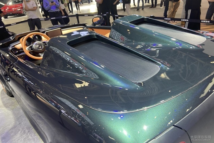 Như thế có thể thấy trong ảnh, chiếc xe này không hề có nóc, không có cửa sổ, và thậm chí không có cả kính chắn gió. Bộ la-zăng của xe trông khá đẹp và đẳng cấp khi được sơn một màu xanh lục sẫm, giống như thân vỏ. Đồng thời, ORA còn đi xa thêm một bước khi thay thế ghế ngồi phía trước bằng một ghế dài bọc da.