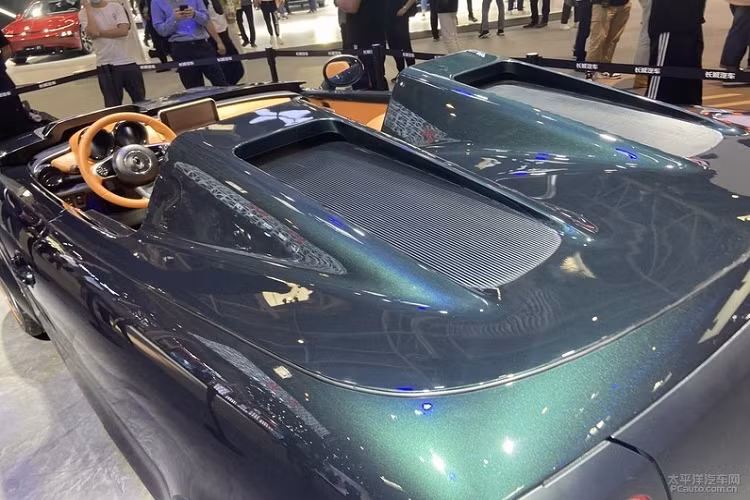 Như thế có thể thấy trong ảnh, chiếc xe này không hề có nóc, không có cửa sổ, và thậm chí không có cả kính chắn gió. Bộ la-zăng của xe trông khá đẹp và đẳng cấp khi được sơn một màu xanh lục sẫm, giống như thân vỏ. Đồng thời, ORA còn đi xa thêm một bước khi thay thế ghế ngồi phía trước bằng một ghế dài bọc da.