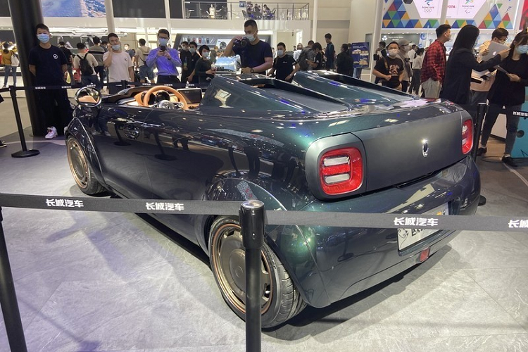 ORA Black Cat Speedster là một biến bản 2 cửa, không nóc xe điện rồ của mẫu hatchback chạy điện Black Cat có sẵn. Thiết kế ngoại thất của nó được truyền cảm hứng bởi xe speedster trong thập niên 1960, song ORA đã đưa thêm những chi tiết khác biệt điên rồ của riêng mình.